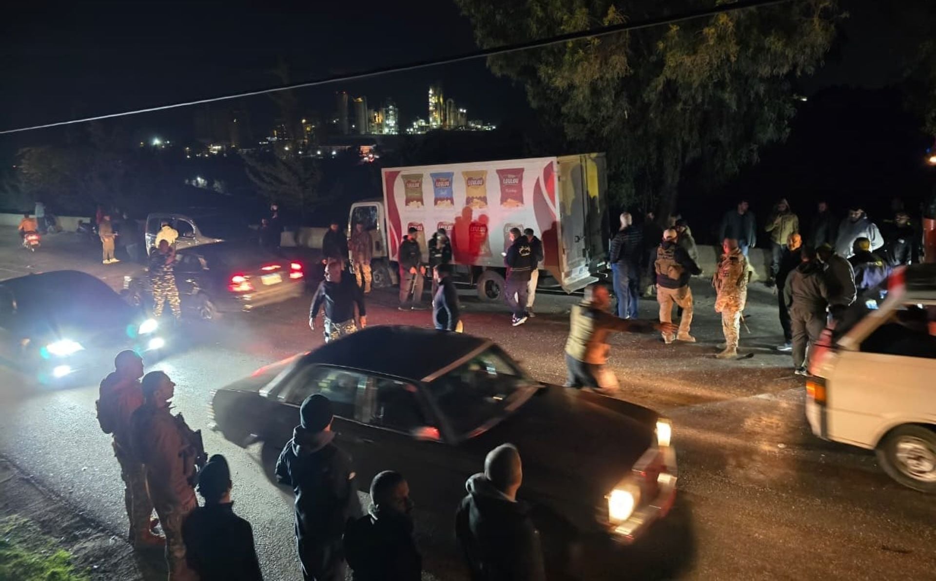 بالفيديو ـ مسيّرة إسرائيلية تستهدف شاحنة لتوزيع "الشيبس" على طريق سبلين–جدرا: قتيل لحركة أمل وجرحى من الأمن العام صودف مرورهم